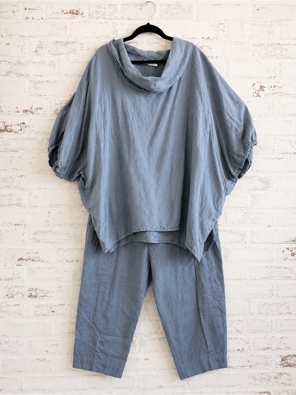 Bryn Walker Linen Two-Piece Set – Dusty Blue Oversized Top & Cropped Pants